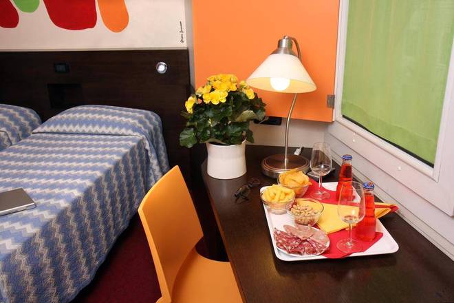 Hotel Cairoli, Genoa